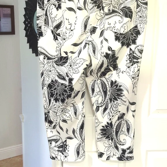 Chico's Sateen Palm Springs Floral Platinum Crop Pants Size 3 or 16 - Picture 7 of 9